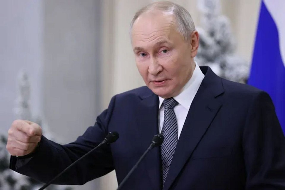 Russian President Vladimir Putin has ordered a three-day ceasefire in the ongoing Ukrainian conflict, from May 6 to 9, to coincide with the 80th anniversary of Germany's defeat in World War II. This decision aims to mark this solemn occasion while reflecting on the ongoing war efforts.