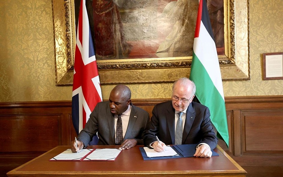 H.E. Prime Minister Mohammed Mustafa and UK @FCDOGovUK Secretary @DavidLammy signed today a Memorandum of Understanding to strengthen bilateral ties and strategic cooperation between the State of #Palestine and the United Kingdom. Thread