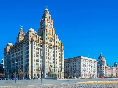 Liverpool is located in northwest England, two and a quarter hours from London by train. Liverpool is a cosmopolitan city with a wonderful blend of modernity and history. The city attracts large numbers of international students every year, and access to it is easy thanks to its well-served transport network.