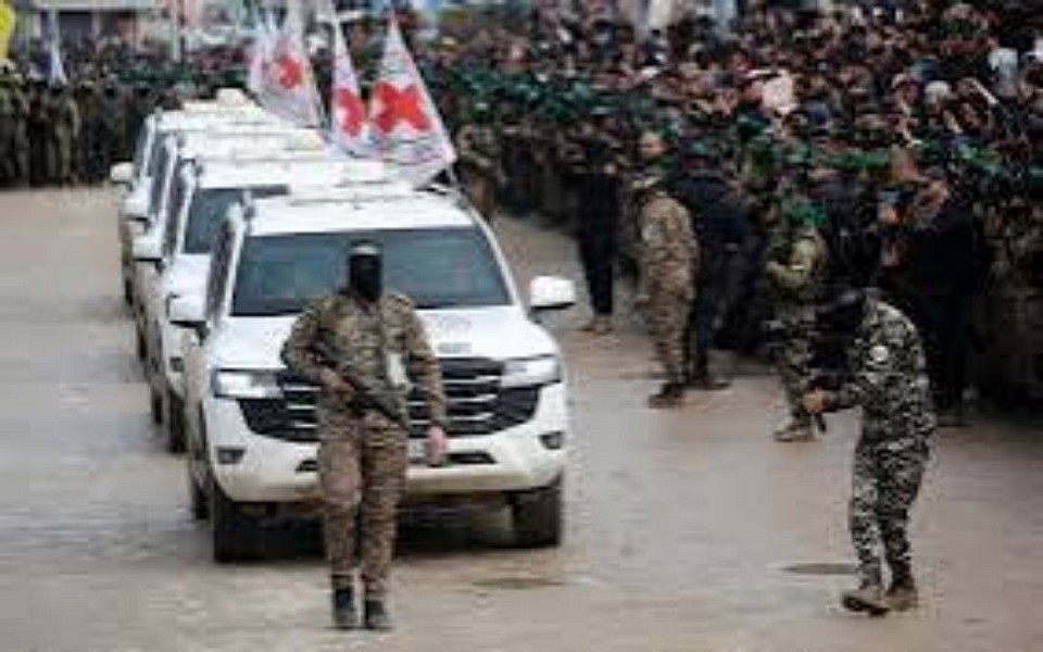 🟥Hamas: 🟥- We agreed to the release of 10 prisoners, and the disagreement may lie in the timing of the release. The movement's response considered Witkoff's proposal a valid basis for negotiations that could lead to an agreement. - We considered the possibility of including implementable clauses in the agreement, and we seek to strengthen the ceasefire agreement and initiate a new round of negotiations.