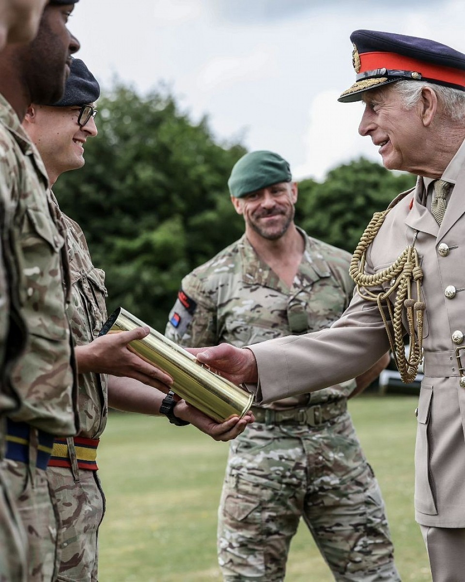 The King has visited the Royal Regiment of Artillery in Larkhill, meeting military personnel and their families from the 21 regiments that form the Royal Regiment. His Majesty also heard about the Regiment’s training and equipment - before being invited to fire a L118 Light Gun himself! 💥 To commemorate His Majesty’s first visit as Captain General, The King was presented with an engraved 105mm Cartridge which was fired during Their Majesties’ Coronation. 📹@ForcesNews