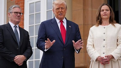 Photo of US President Donald Trump welcoming British Prime Minister Starmer and his wife Victoria Alexander.