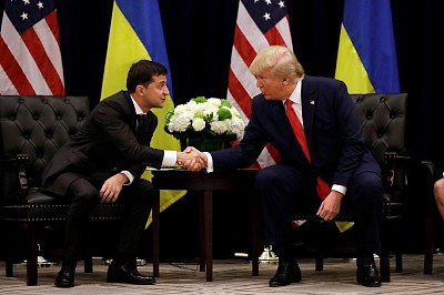 A photo of the US and Ukrainian presidents to solve the war problems