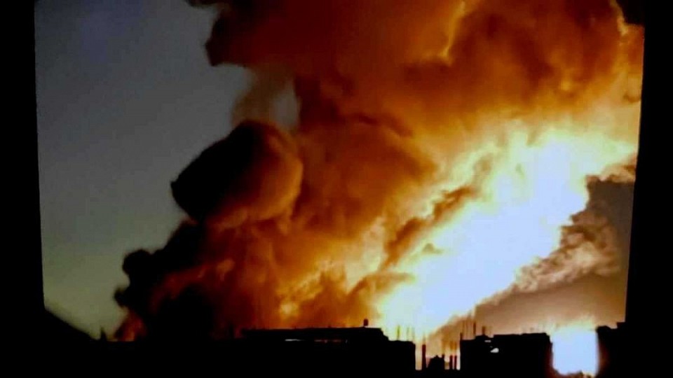 Terrifying explosions rocked large areas in the northern Gaza Strip following violent bombings carried out by the Israeli army using explosive-laden robots. Our correspondent in the Gaza Strip reported that the Israeli army was carrying out extensive bombing operations in residential neighborhoods in the Jabalia area during the night.