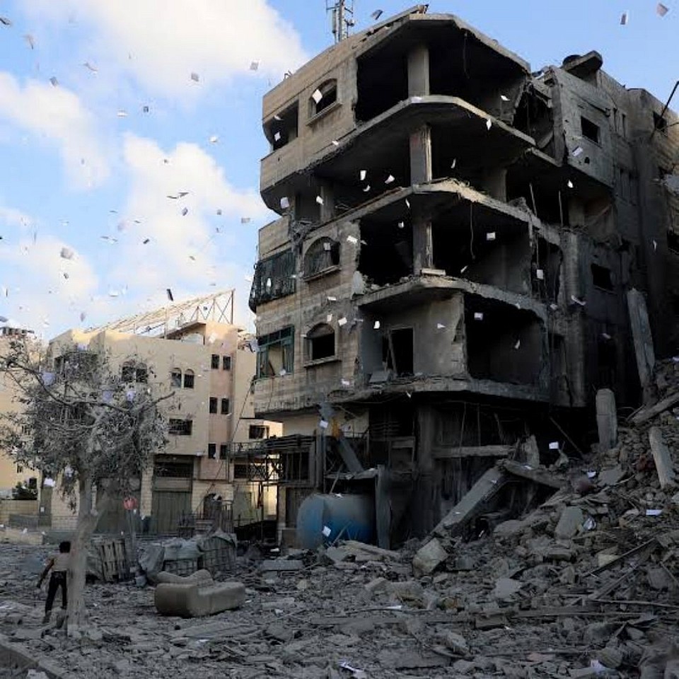 🇵🇸 Gaza / Israel  🟥Israeli forces have killed dozens of Palestinians in Gaza, including civilians, amid intensified bombing in Gaza City and surrounding areas.   🟥Qatar is pushing for further negotiations over a recently proposed 20-point peace / ceasefire plan.   🟥Israeli-backed local militias are growing more active inside Gaza, complicating the prospects of centralized control or peace enforcement.   🟥Netanyahu has publicly accepted Trump’s peace plan — but with strict conditions, especially on hostages, Gaza control, and disarmament of Hamas.   🟥The humanitarian situation is dire: Gaza is described by the UN and humanitarian actors as “at breaking point,” with mass starvation, infrastructure collapse, and the impossibility of safe mass evacuation.