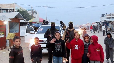 Al-Quds Brigades distribute water To the children of Khan Younis on International Jerusalem Day