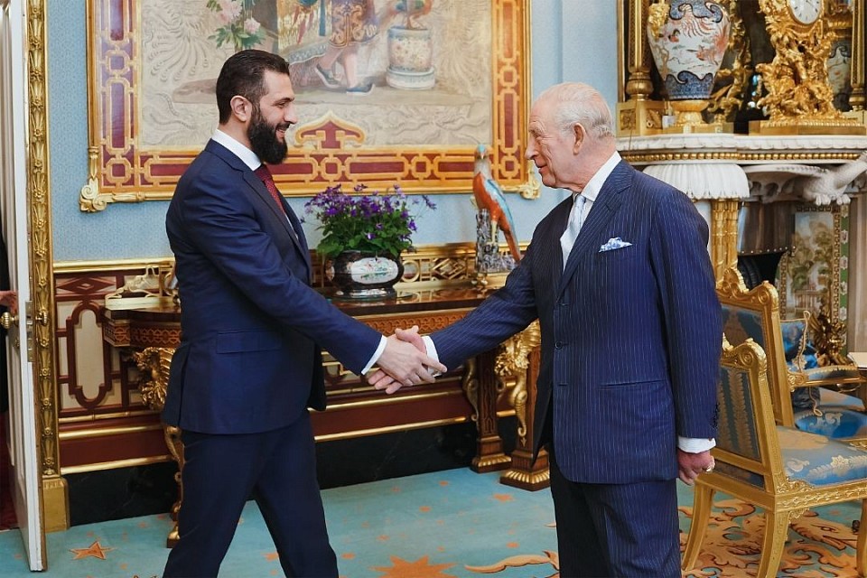 His Majesty King Charles III, King of the United Kingdom, received Syrian President Ahmed al-Sharaa at Buckingham Palace in London, and the two sides discussed ways to develop cooperation between the two countries in a manner that serves common interests.